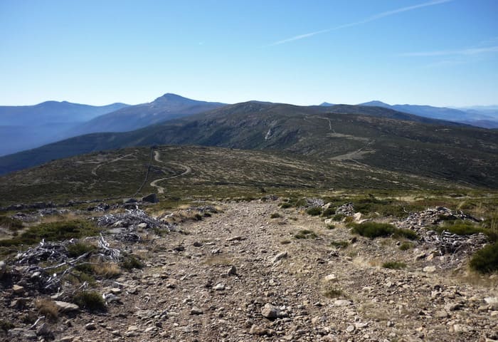 Camino en mitad de la montaña