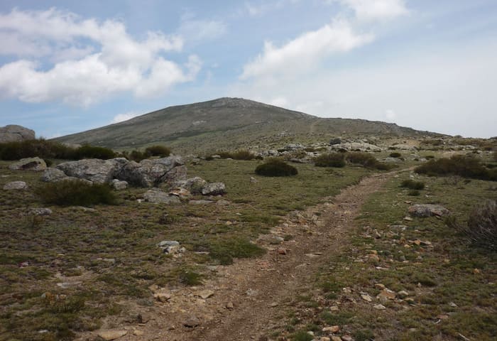 Camino tierra montaña