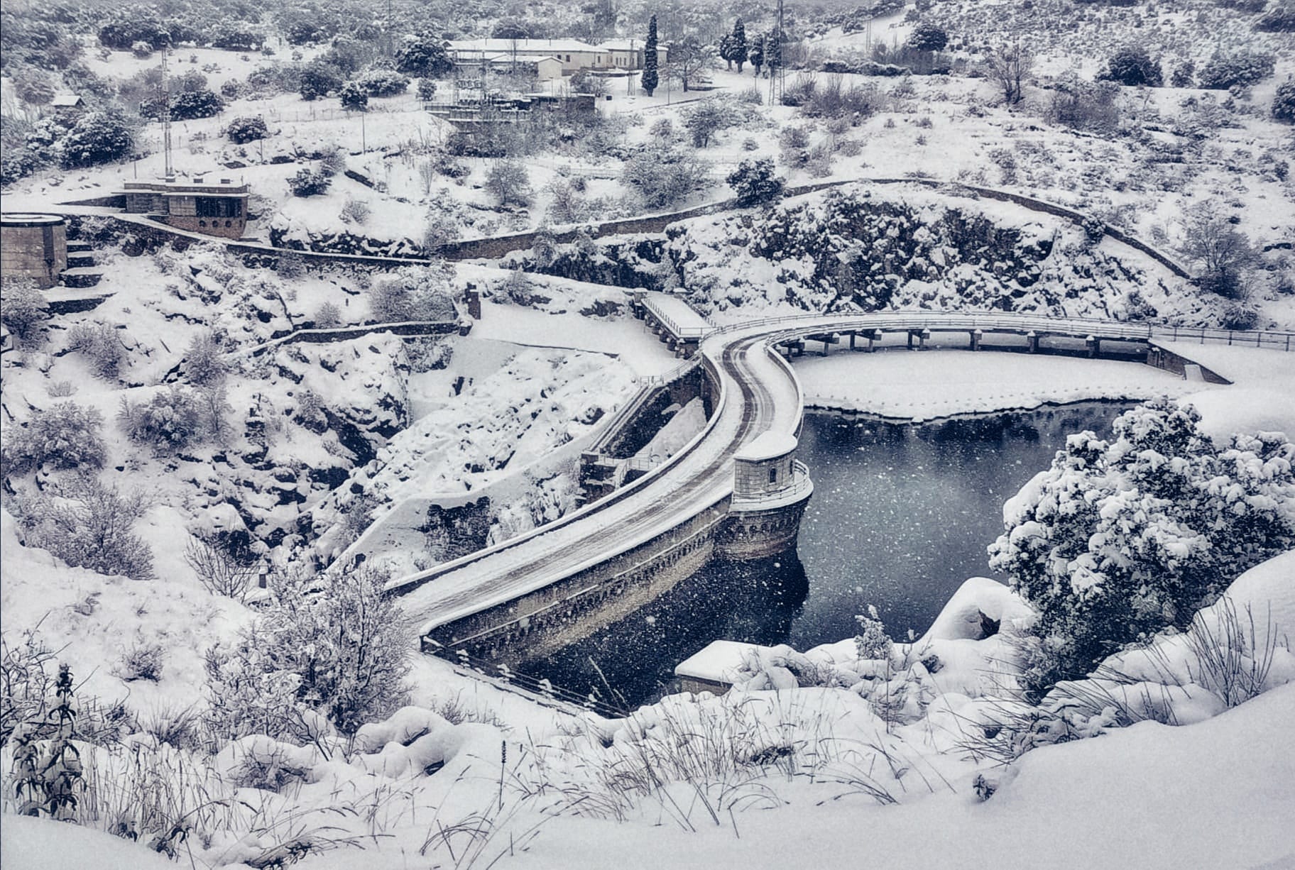 Nieve en el puente con un lago