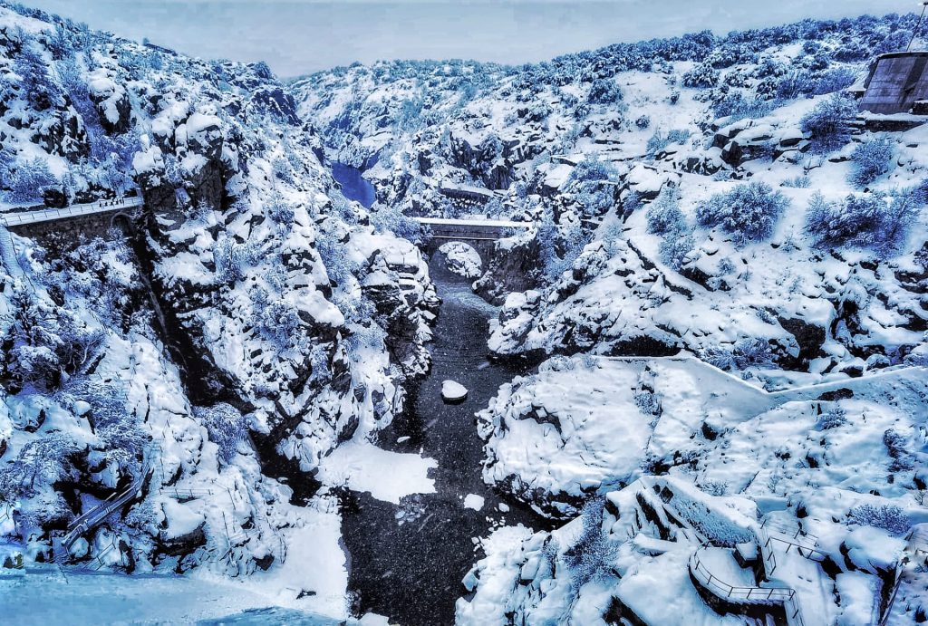 Paisaje montañoso nevado