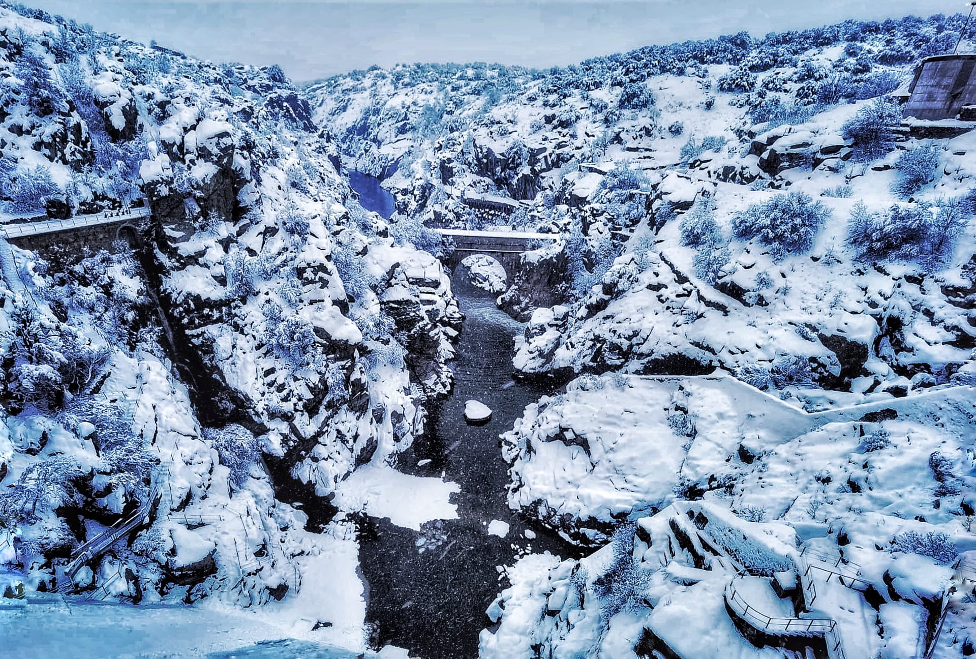 Paisaje montañoso nevado