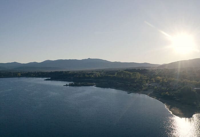 Embalse sol de fondo