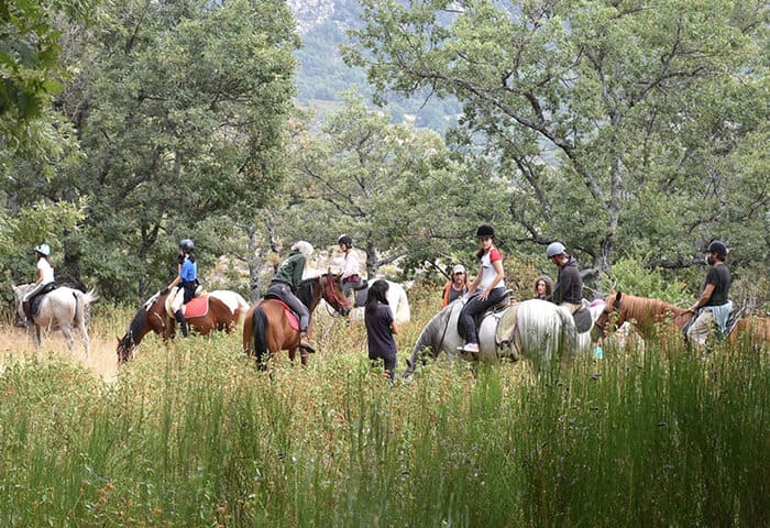 Personas a caballo