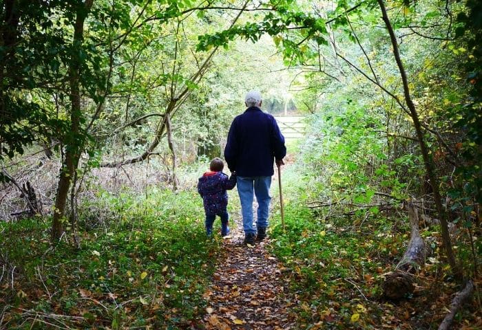 Niño y abuelo