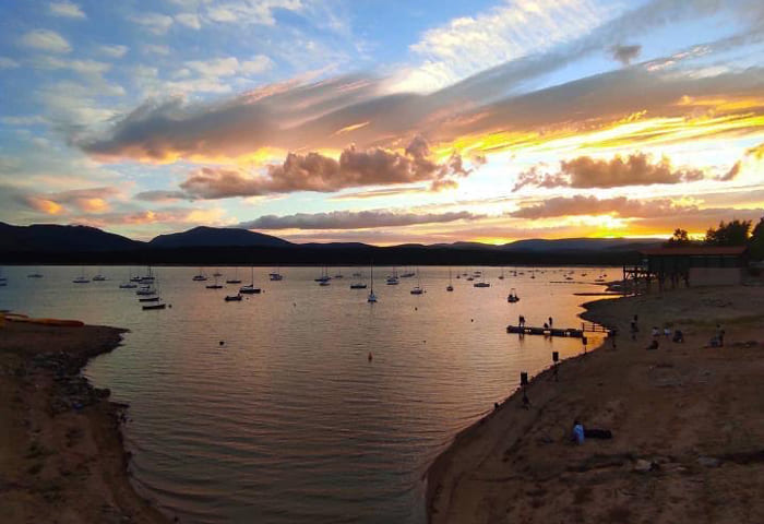Lago atardecer barcas