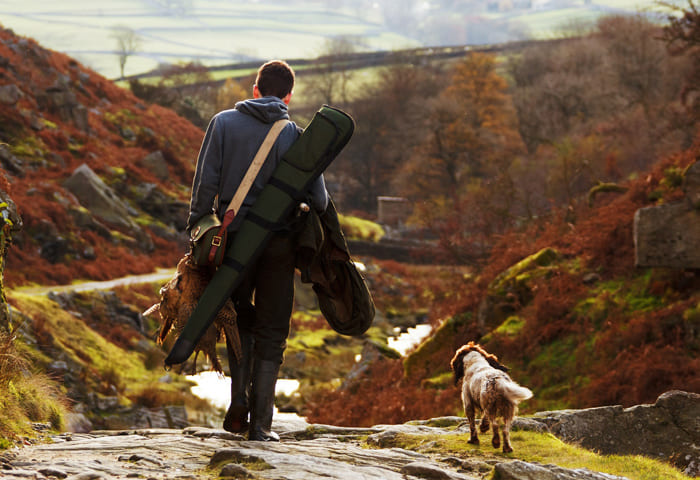 Personas caminado con su perro