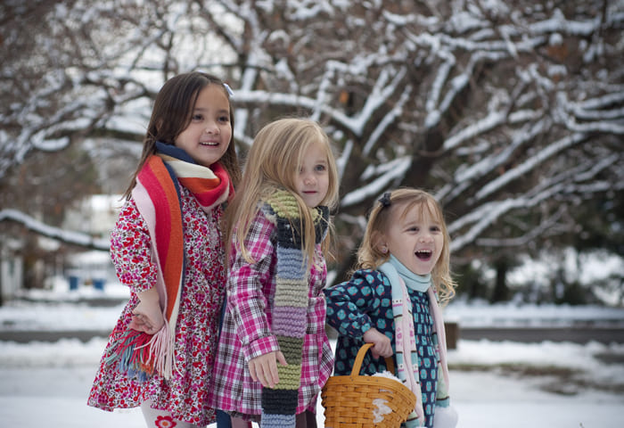 Tres niñas en la nieve