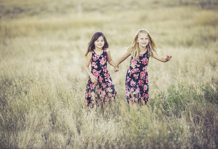 Niñas corriendo campo