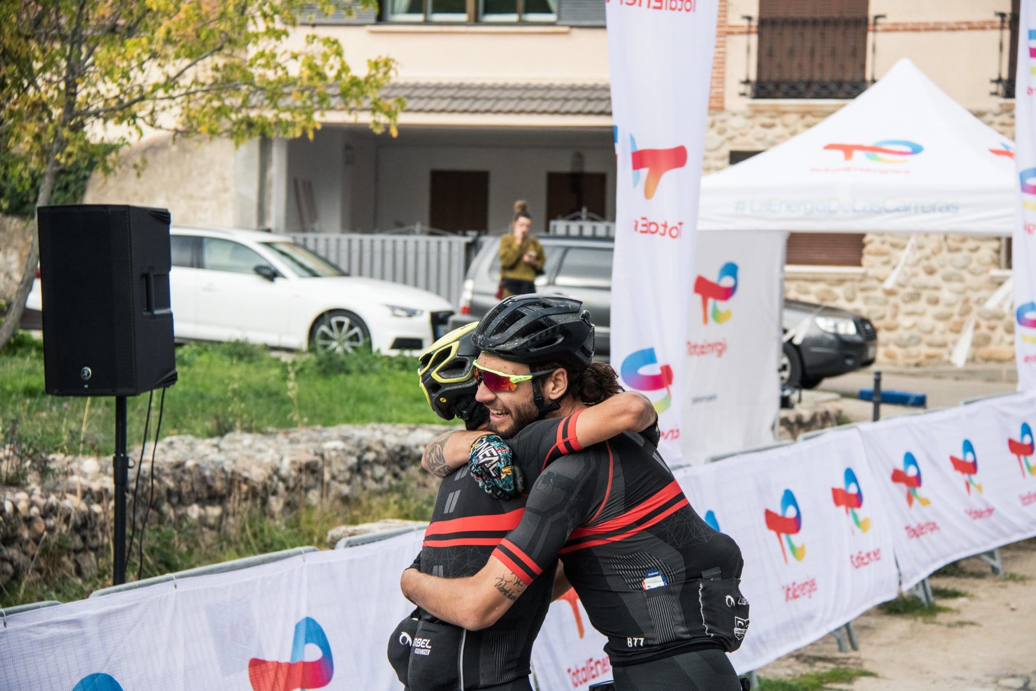 Abrazo ciclista