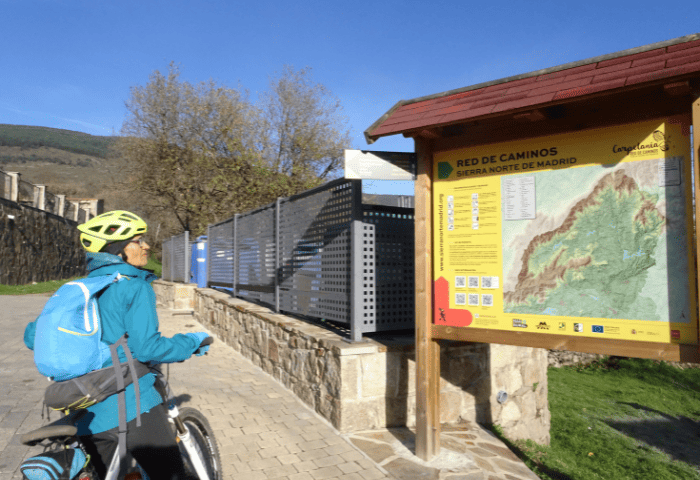 Persona en bici mirando un cartel