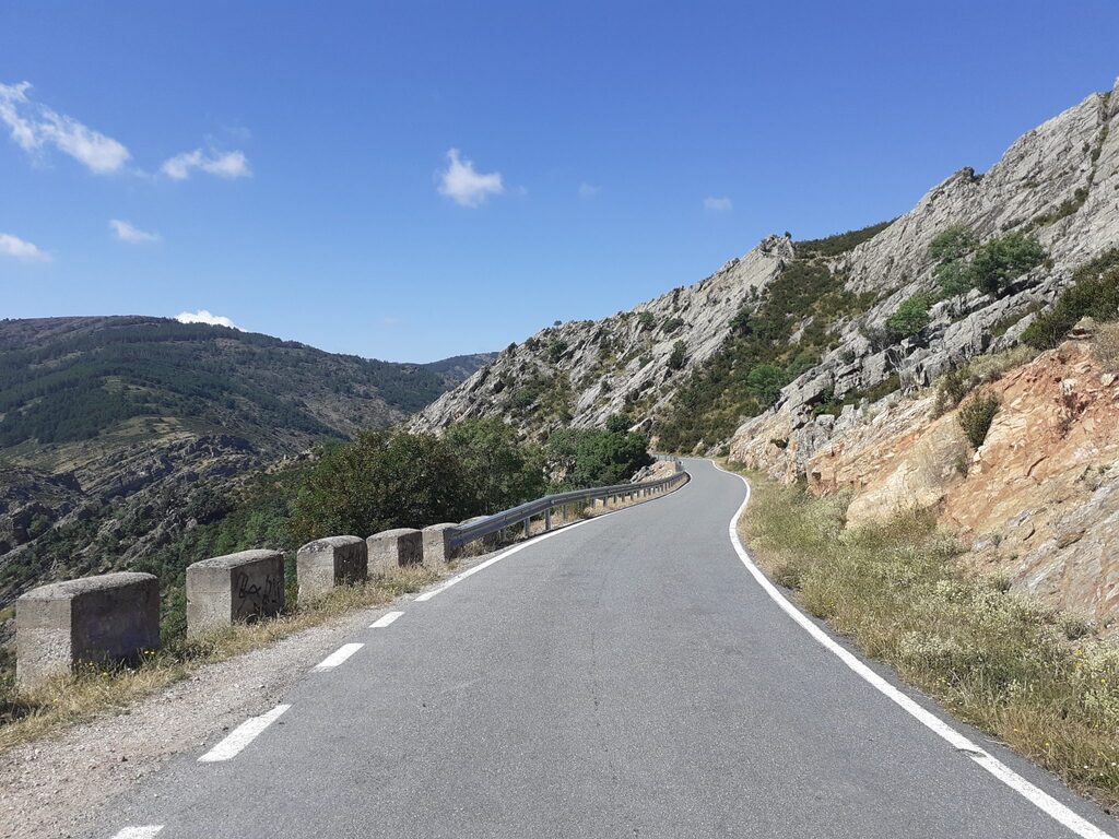 Carretera sinuosa en la montaña rodeada de un paisaje natural impresionante.
