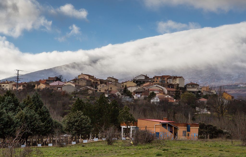 Vista del pueblo de Villavieja, mostrando su arquitectura tradicional y paisaje circundante.
