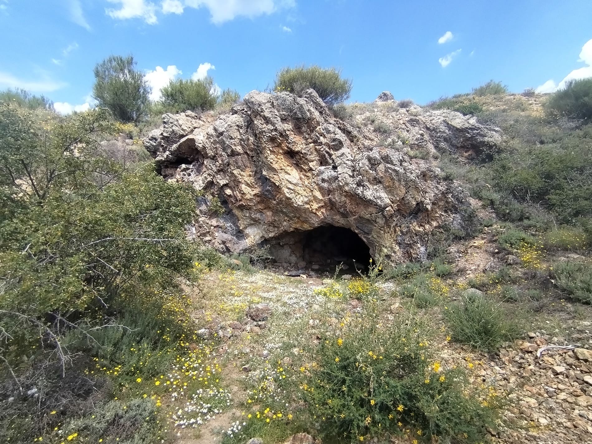Cueva en montaña