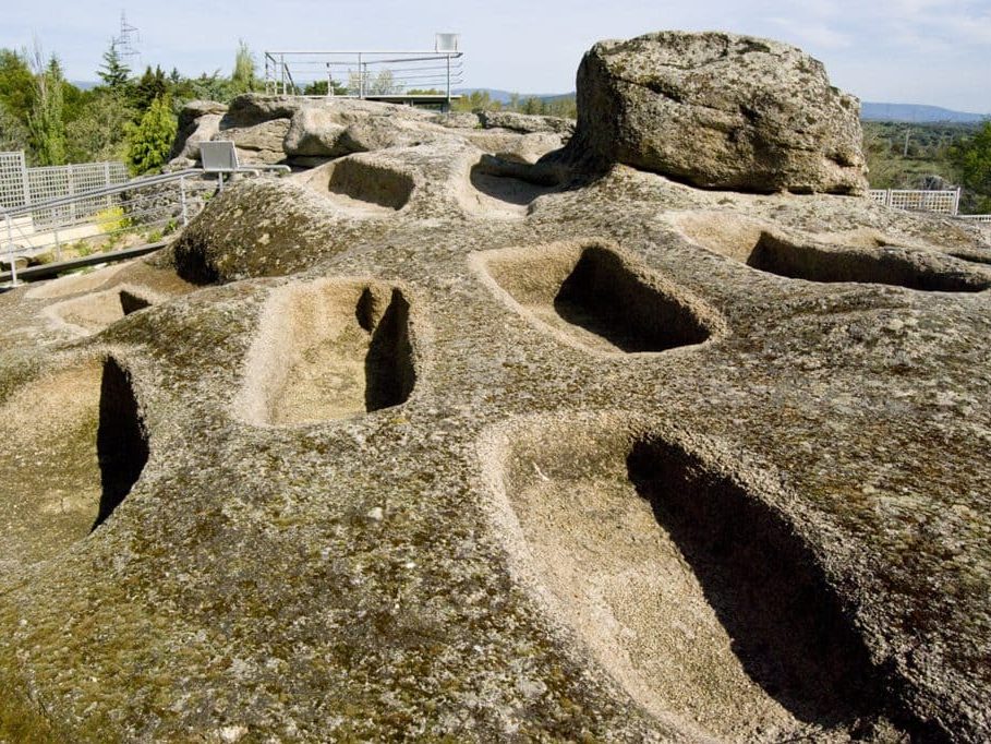 Vista de la Necrópolis de Siete Iglesias, mostrando sus tumbas y entorno histórico.