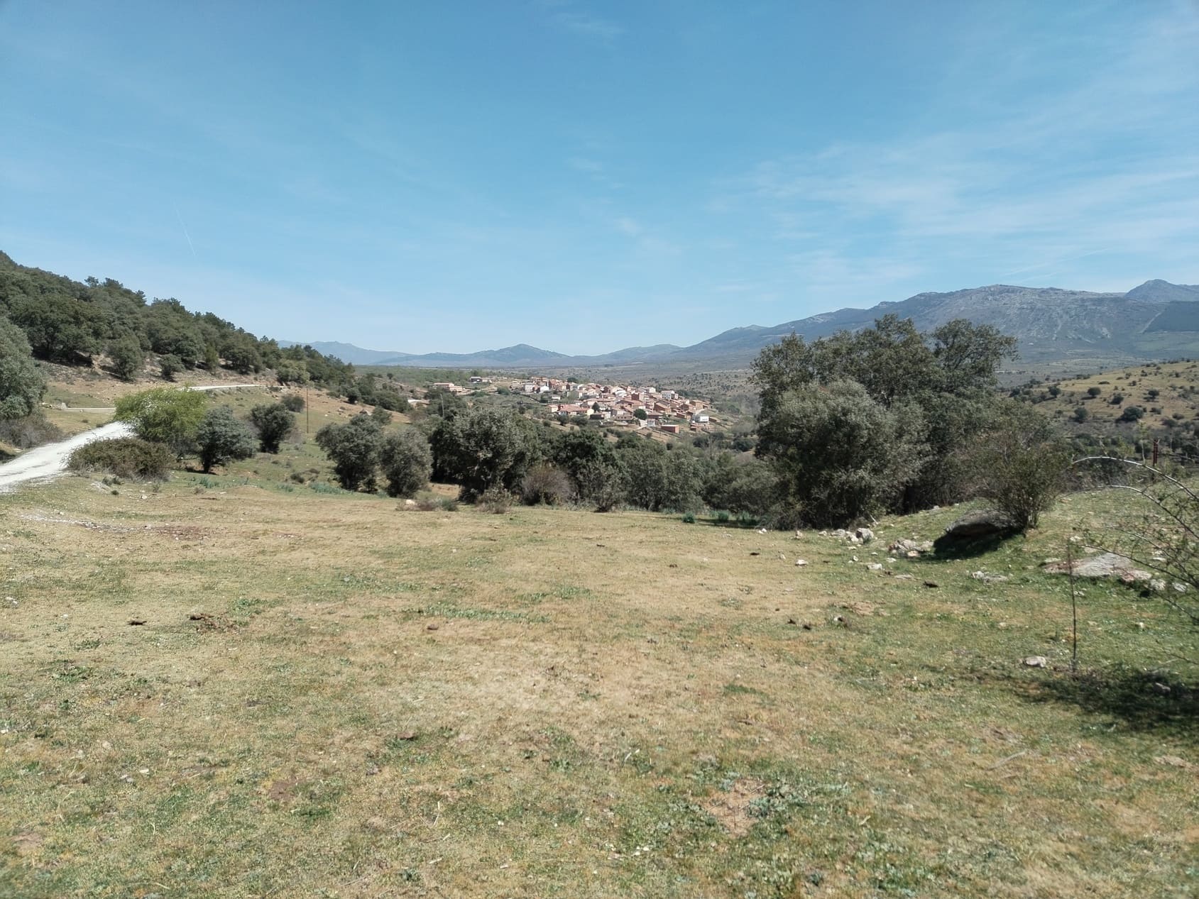 Vista de un pueblo desde la ruta de Puentes Viejas