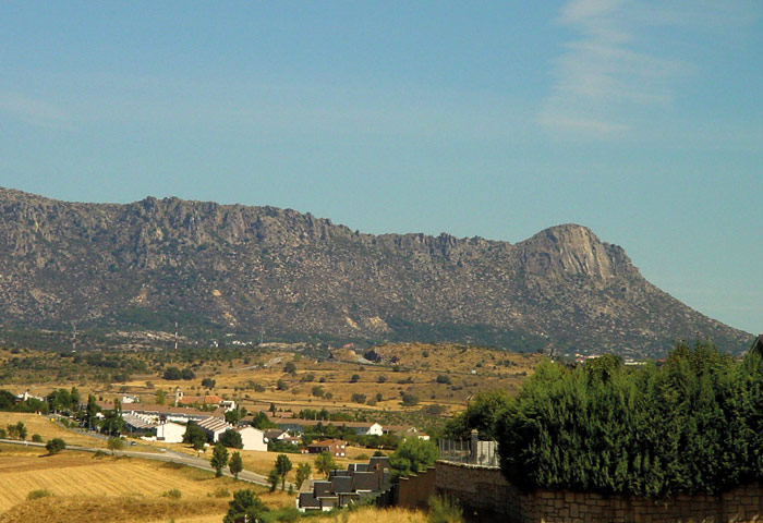 Vista de alojamientos en La Cabrera, con montañas al fondo