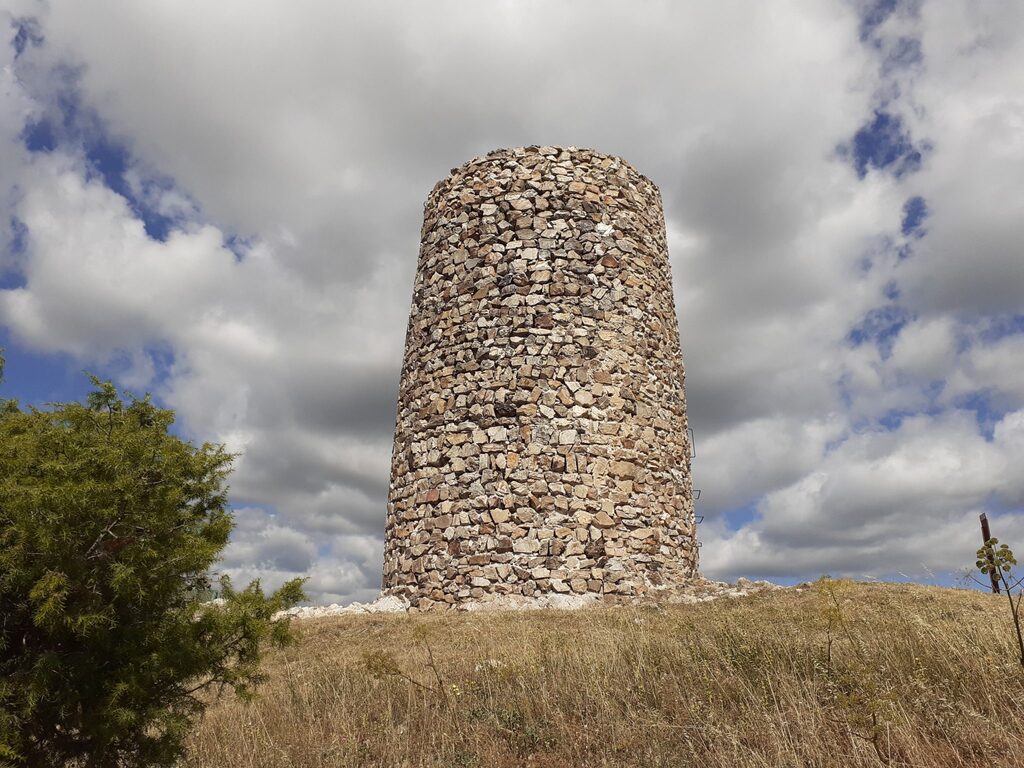 Perspectiva de la Atalaya Berrueco, destacando su arquitectura histórica en el paisaje.