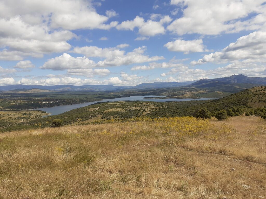 Perspectiva de la atalaya con vista panorámica del embalse de Atazar.