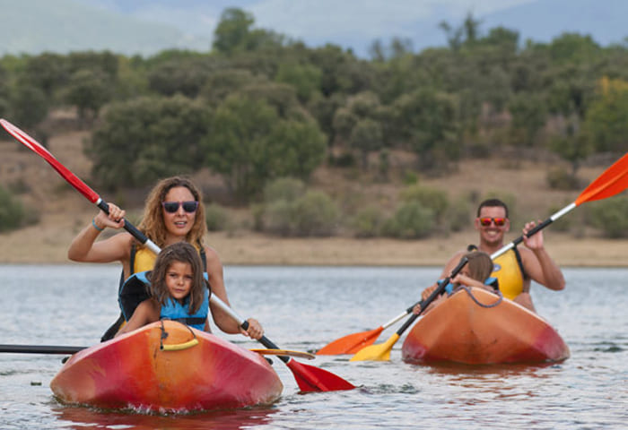 familia en piragua disfrutando de una ruta