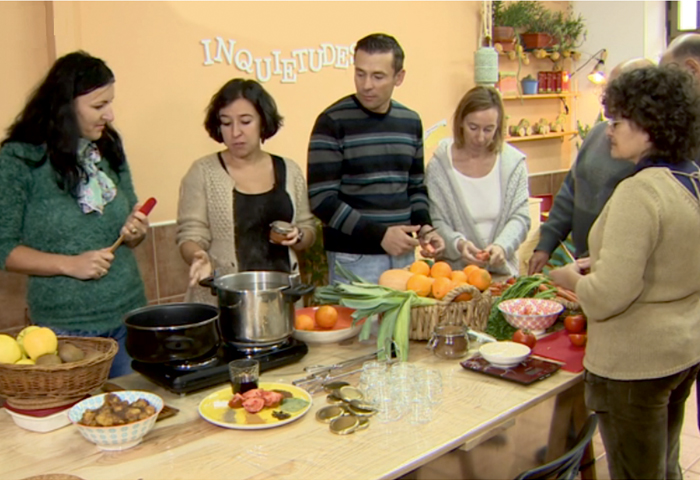 personas participando en cursos prácticos en Espacio Inquietudes