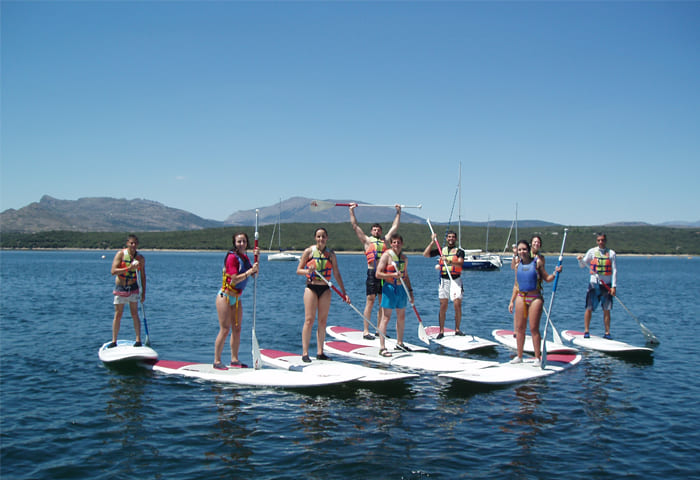 grupo de personas haciendo paddle surf