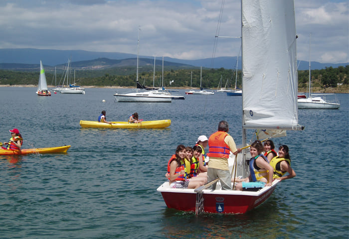 personas practicando vela