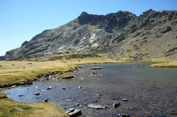 Panorámica de la Sierra de Guadarrama, mostrando sus picos y paisaje natural.