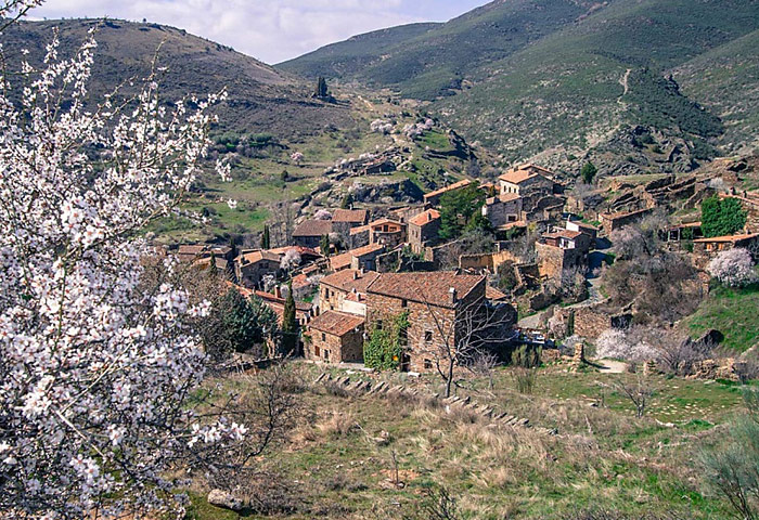 Vista de las villas en Patones de Arriba, pueblo con arquitectura tradicional