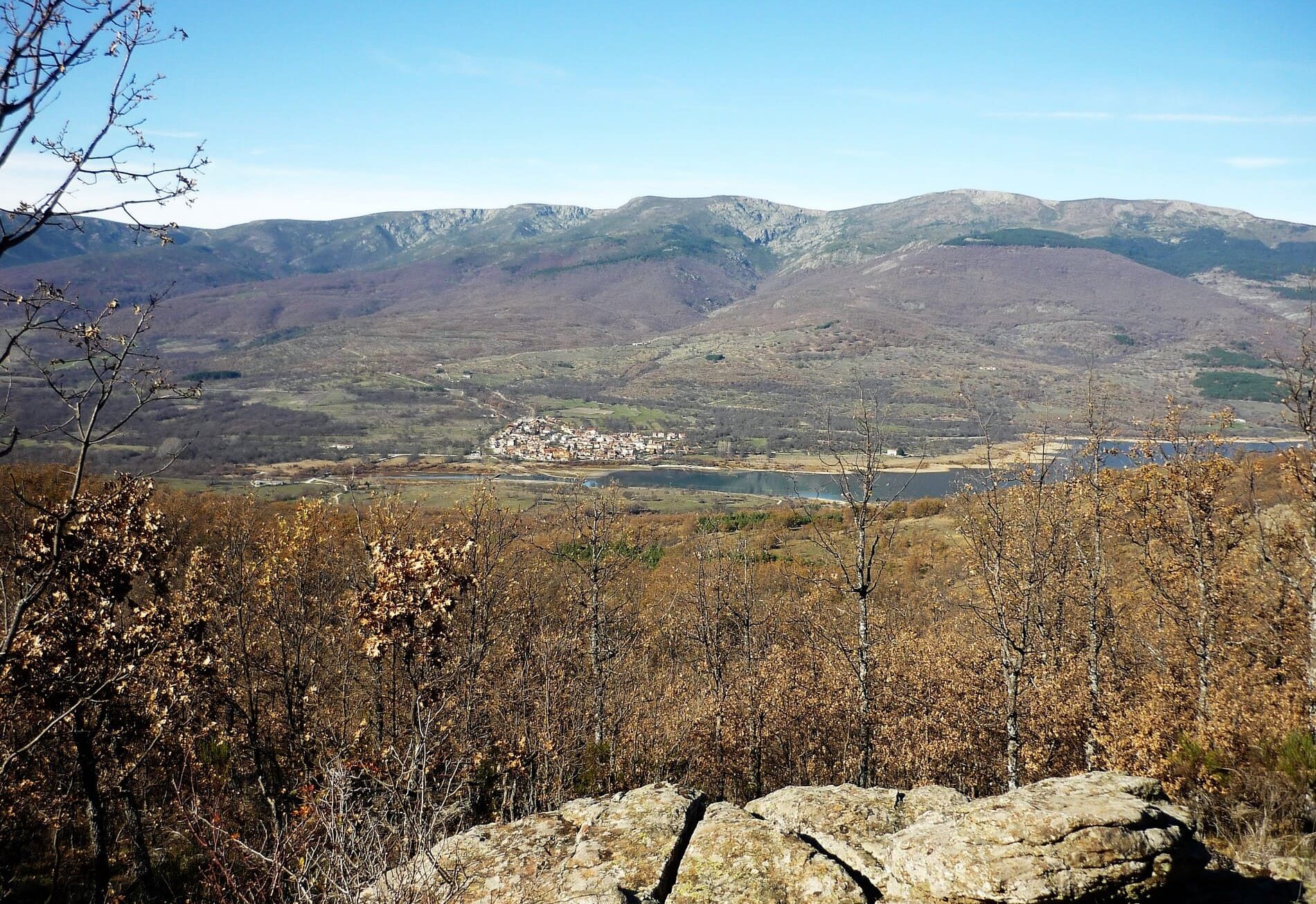 vista del monte con un lago