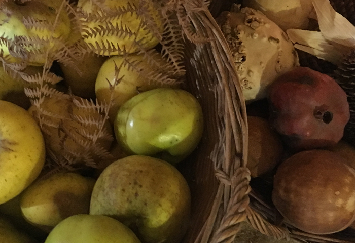 Manzanas en cesta