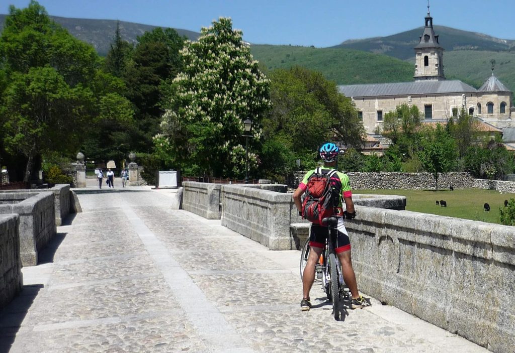 Ciclista en un puente