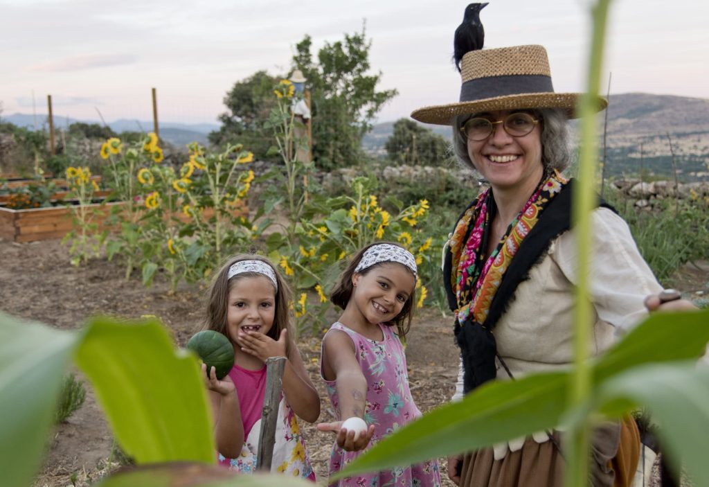 Dos niñas y una señora