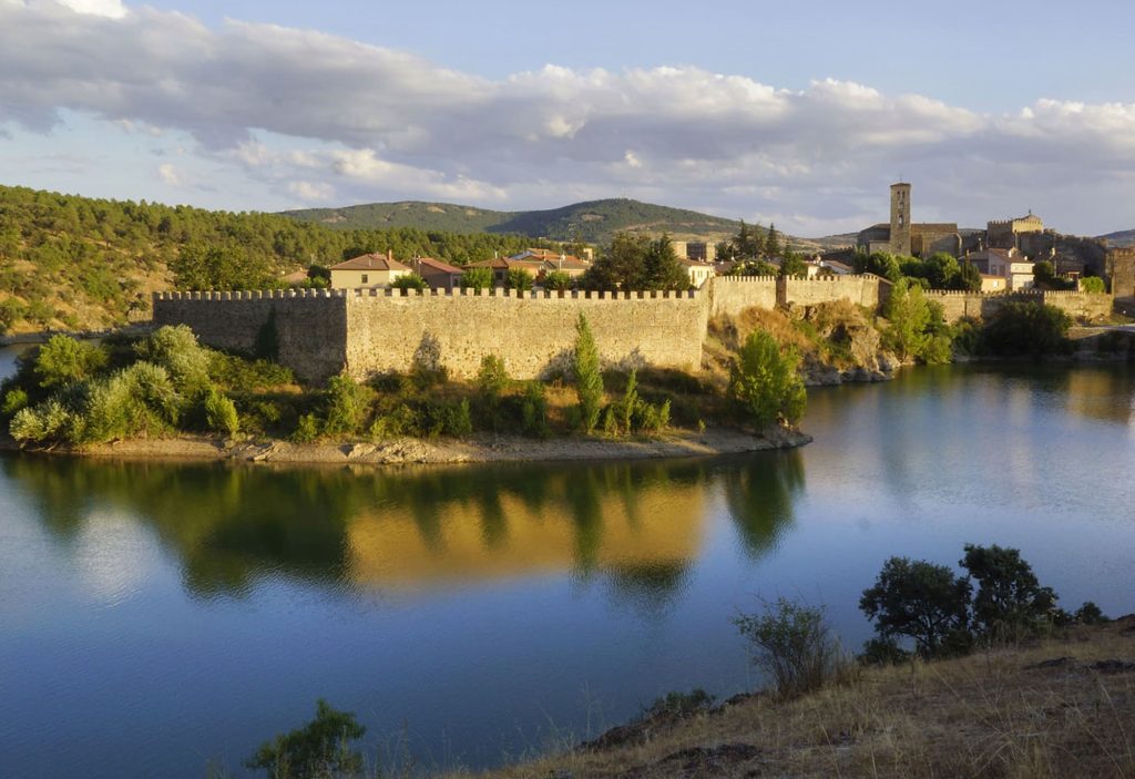 Muralla al lado del rio