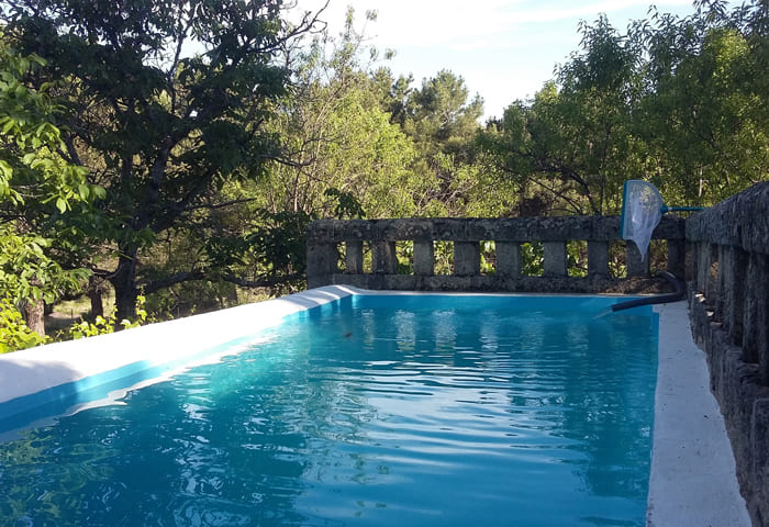 alojamientos-la-cabrera-huerto-san-antonio-piscina