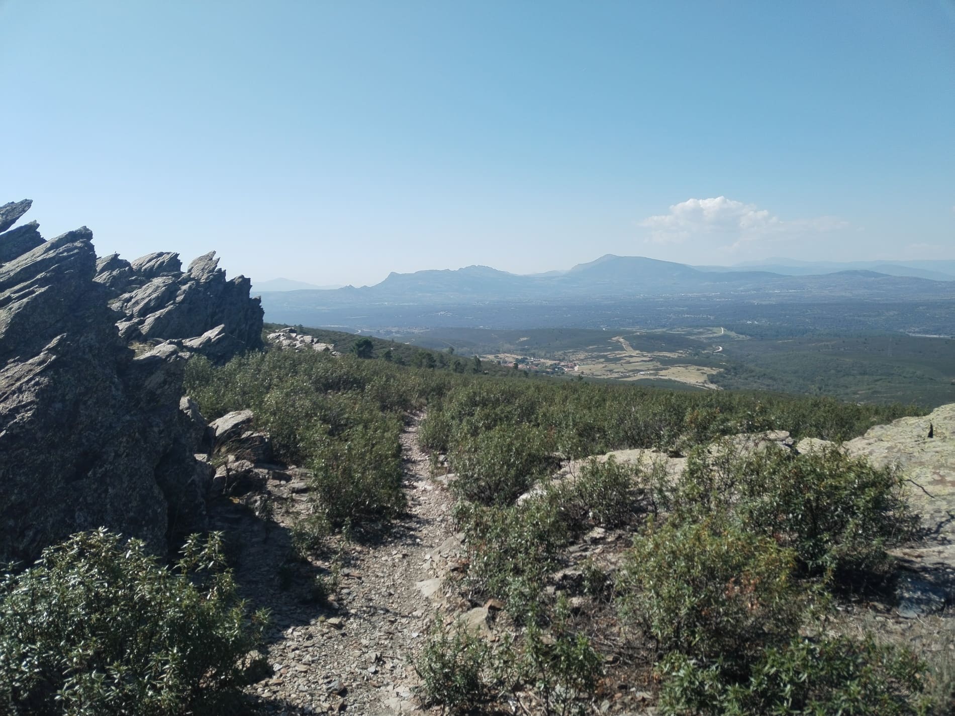 Camino con piedras punteagudas