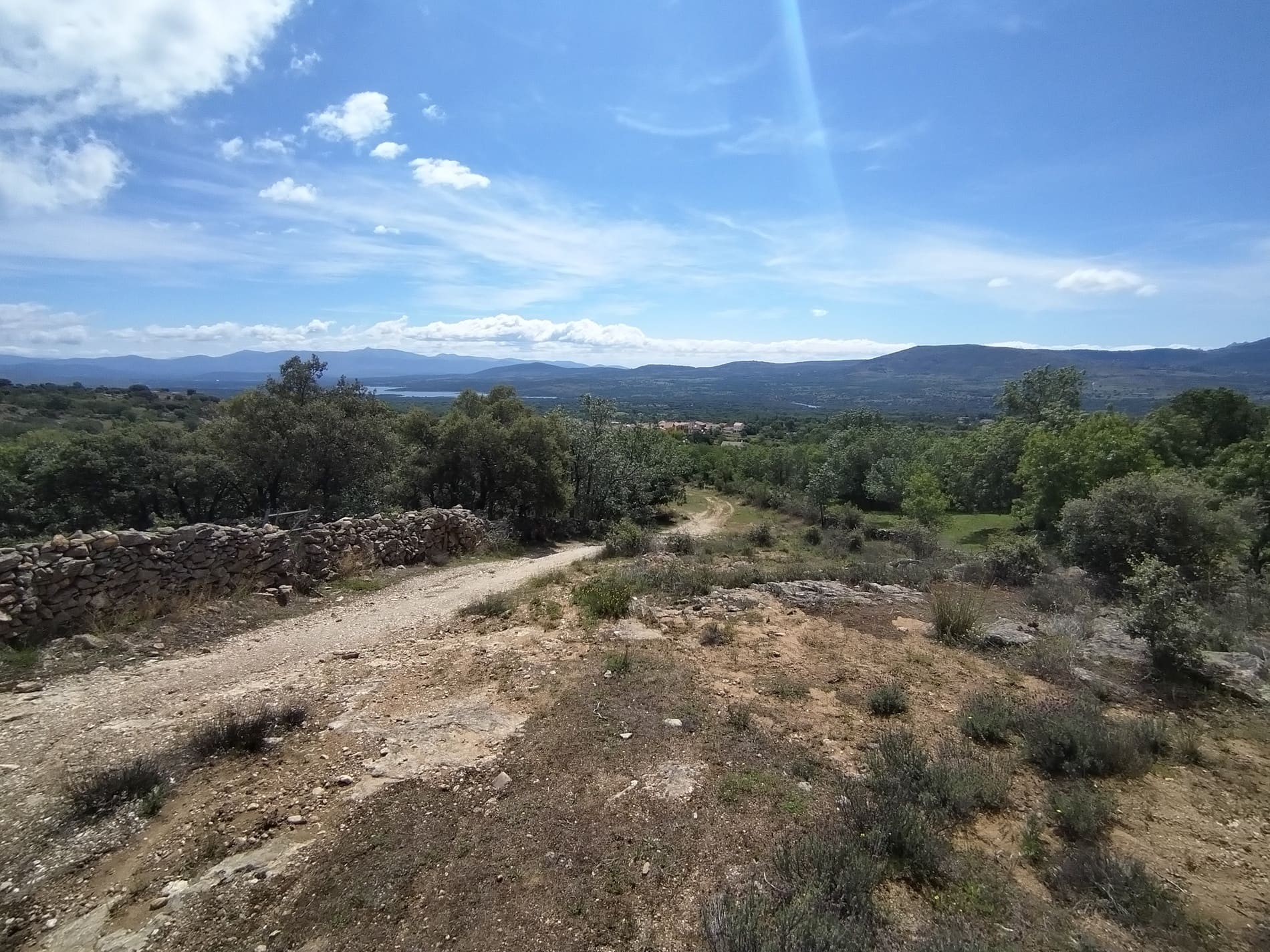 Camino de tierra un idas soleado