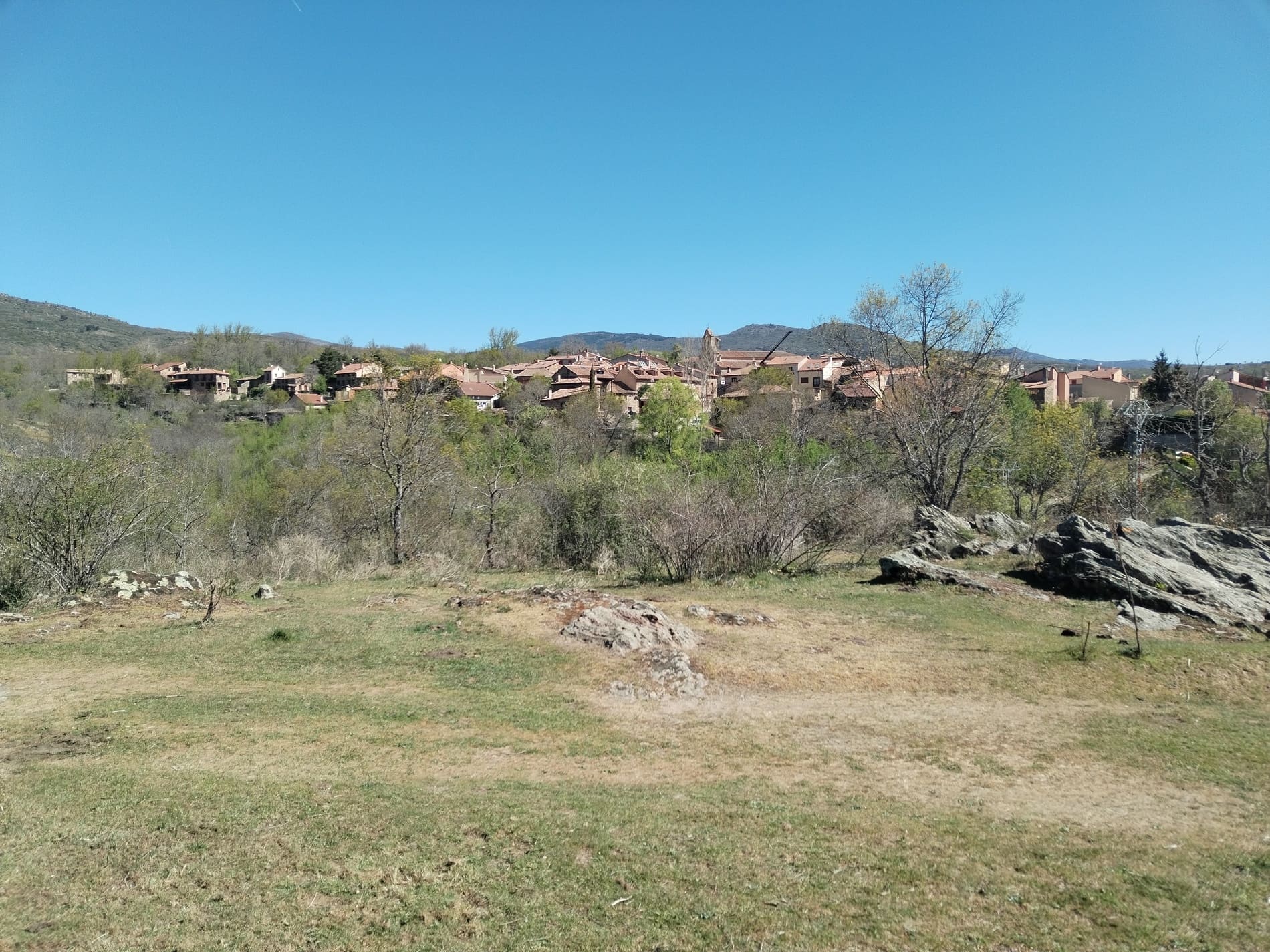 Campo y pueblo de fondo