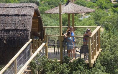 Familia en pequeña terraza