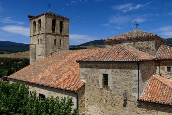 Vista de la Iglesia de Braojos, mostrando su arquitectura y detalles históricos.