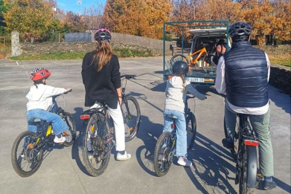 Familia montando en bicicleta por un sendero.