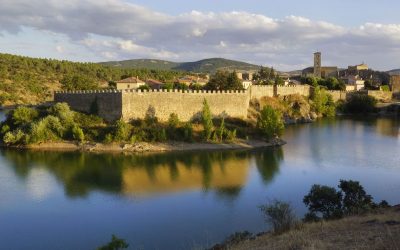 Muralla al lado del rio